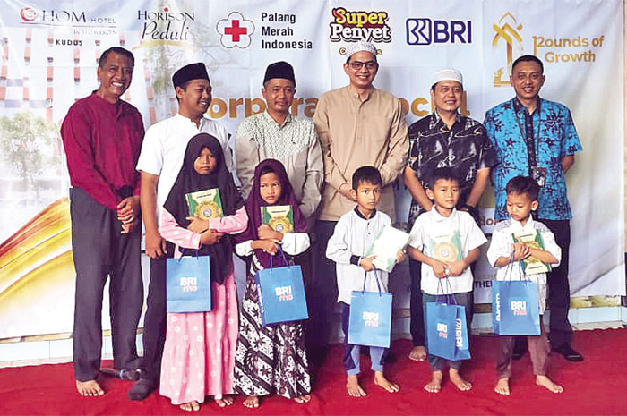 KEPEDULIAN: Pihak @HOM Hotel Kudus menyalurkan bantuan ke Ponpes Nun.