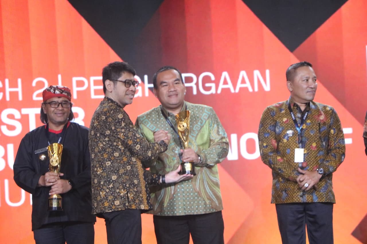 Bupati Blora Arief Rohman menerima penghargaan IGA Kabupaten Terinovatif 2025 yang diserahkan langsung oleh Wakil Rektor Bidang Perencanaan, Keuangan, dan Sumber Daya Universitas Indonesia Ahmad Gamal