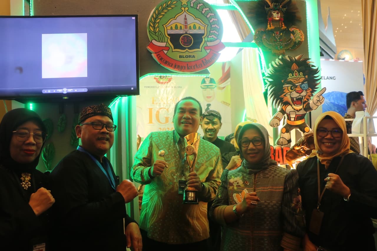 Bupati Blora Arief Rohman (pegang piala) dan Wakil Bupati Blora Sri Setyorini foto dengan piala IGA Kabupaten Terinovatif 2025 di stand pameran Blora