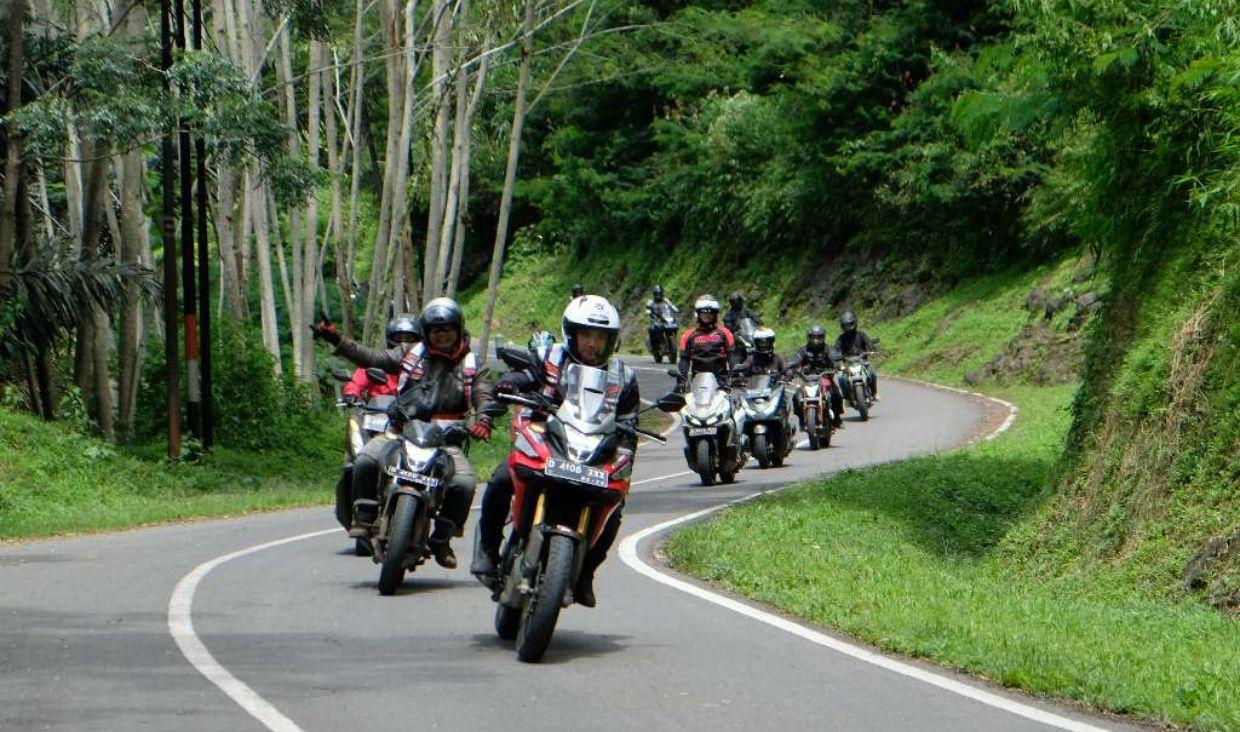 Ilustrasi Touring