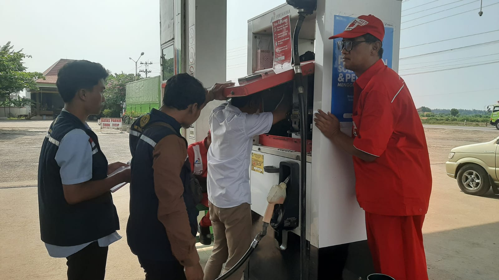 DIAWASI: Petugas Metrologi mengecek alat dispenser yang di sediakan SPBU