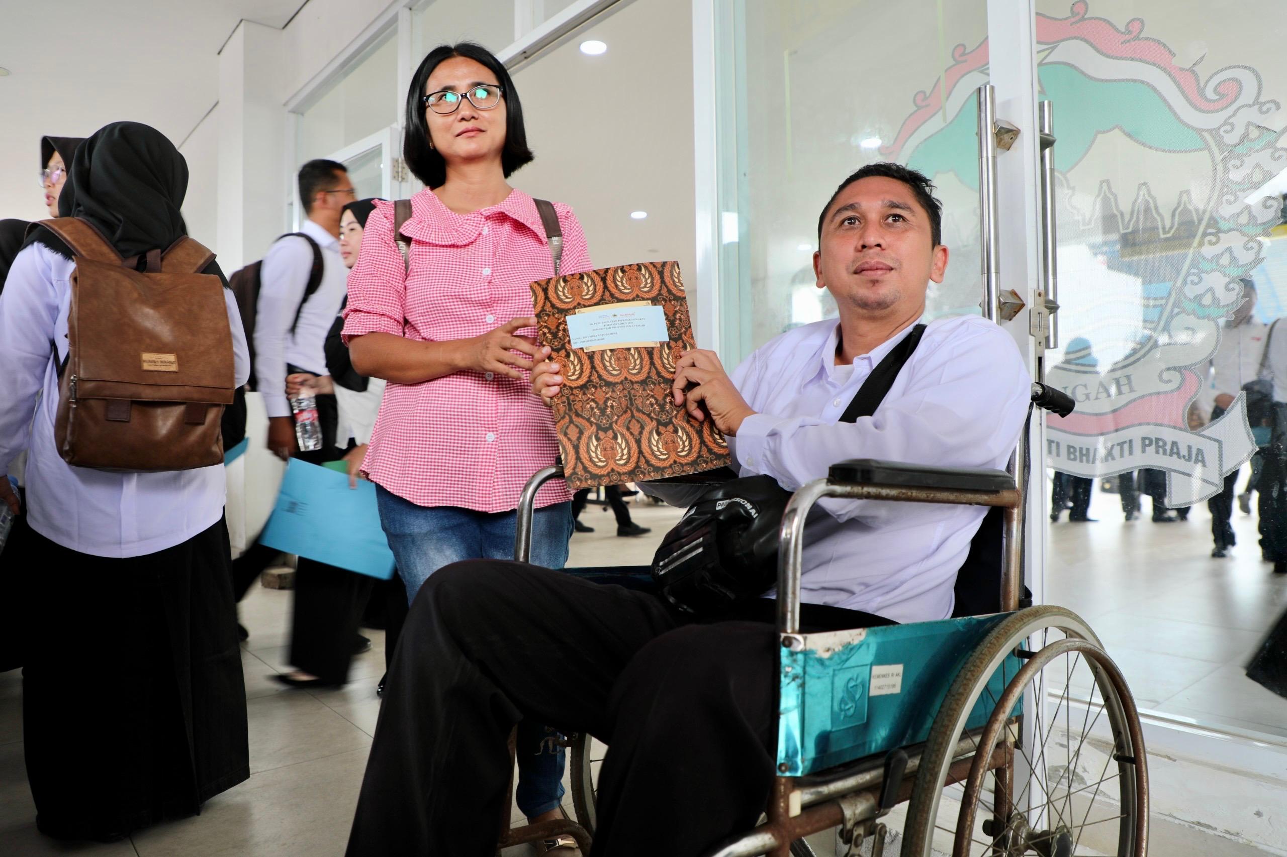 BERSYUKUR: Salah satu PPPK Disabilitas paro waktu Provinsi Jawa Tengah mendapat SK dari Gubernur Jateng Ahmad Luthfi.