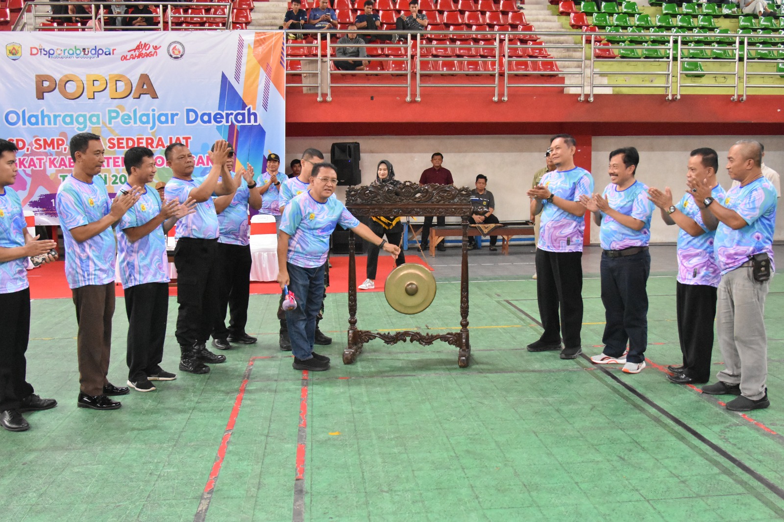 BUKA POPDA &ndash; Wakil Bupati Grobogan Sugeng Prasetyo membuka kejuaraan Popda SD, SMP sederajat di GOR Bung Karno Simpang Lima Purwodadi, Kamis (11/12).