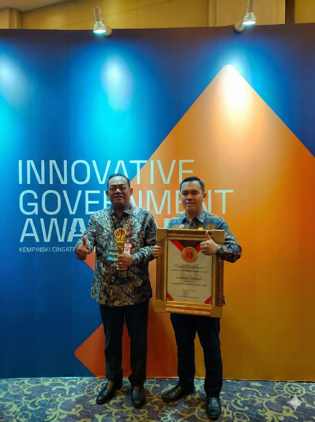 TERIMA PENGHARGAAN: Bupati Grobogan Setyo Hadi menerima penghargaan Innovative Government Award (IGA) kategori Kabupaten Sangat Inovatif dari Kemendagri di Jakarta