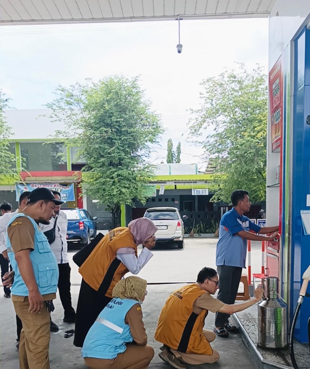 MENYISIR: Disperindag Grobogan saat melakukan uji dispenser BBM ke sejumlah SPBU.