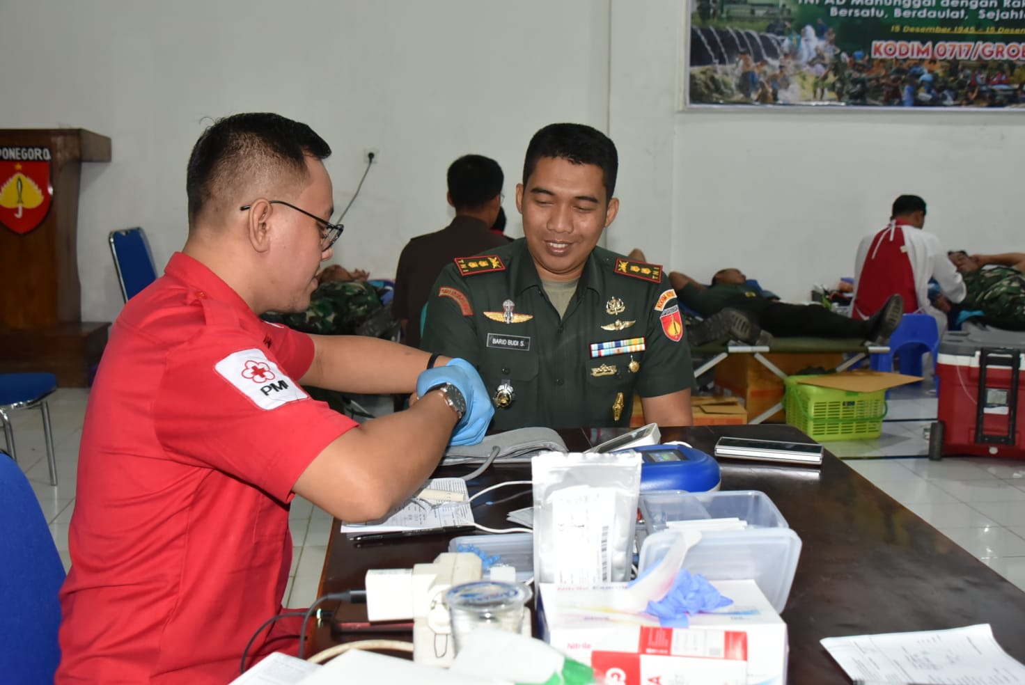 SOSIAL: Dandim 0717/Grobogan Letkol Kav Barid Budi Susila saat melakukan donor darah.