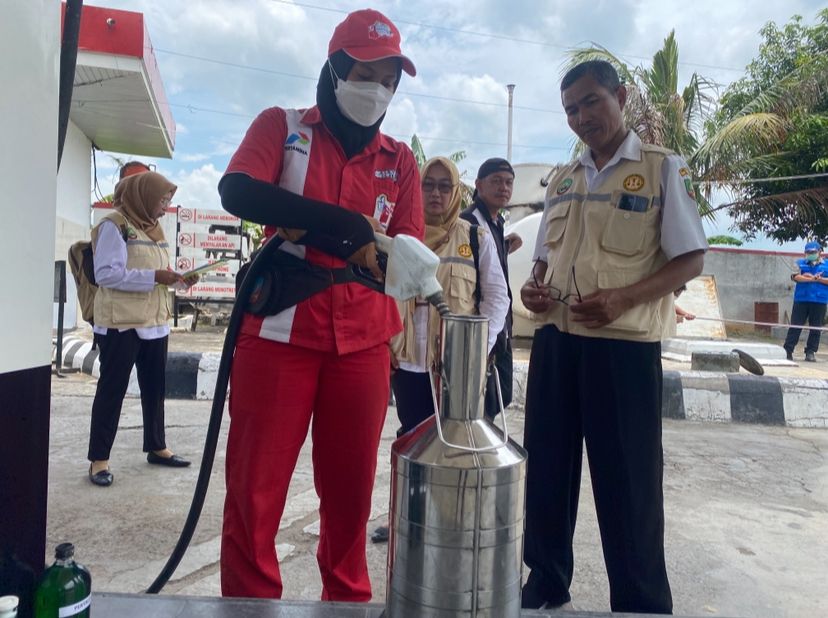 SIDAK SPBU - Suasana pengujian takaran BBM di SPBU Jepon, Blora. Tujuan pengujian takaran untuk memastikan tidak ada kecurangan dalam pengisian BBM menjelang momen natal dan tahun baru.