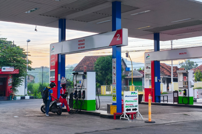 Pengendara tampak sedang mengisi BBM di SPBU 