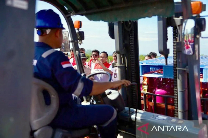Direktur Utama PT Pertamina (Persero) Simon Aloysius Mantiri beserta tim relawan Pertamina Peduli, mengawal pengiriman 144 tabung LPG Bright Gas 12 kilogram (KG) ke Kabupaten Bener Meriah, Aceh Timur.