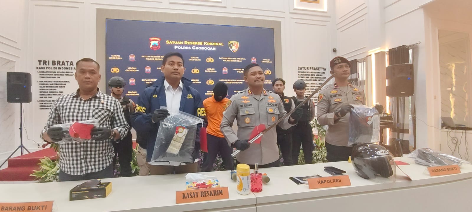 TUNJUKAN BB &ndash; Kapolres Grobogan AKBP Ike Yulianto menunjukan barang bukti yang digunakan pelaku pencurian mobil di Kota Purwodadi dan mengungkapkan kasus tersebut.