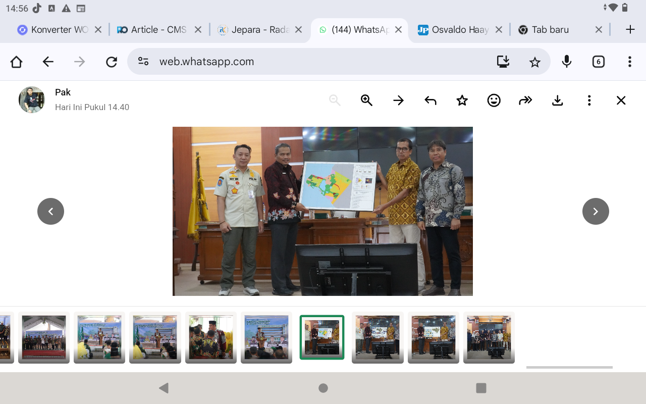 BERBASIS DATA: Sekda Jepara Ary Bachtiar menerima hasil luaran penelitian UGM.