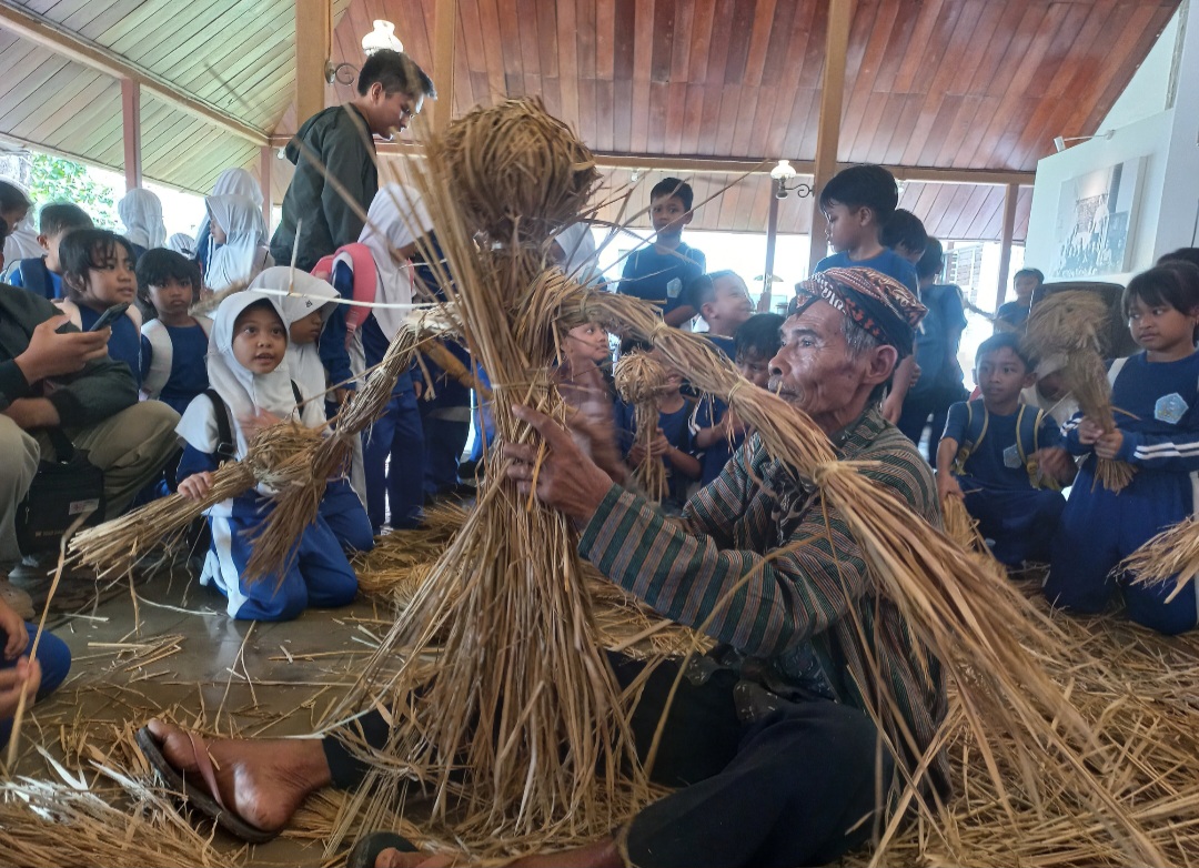 ANTUSIAS: Maestro Pembuat Memedhen Gadhu Muhyuri ajari anak-anak membuat boneka jerami di Museum Kartini pada Kamis (11/12).