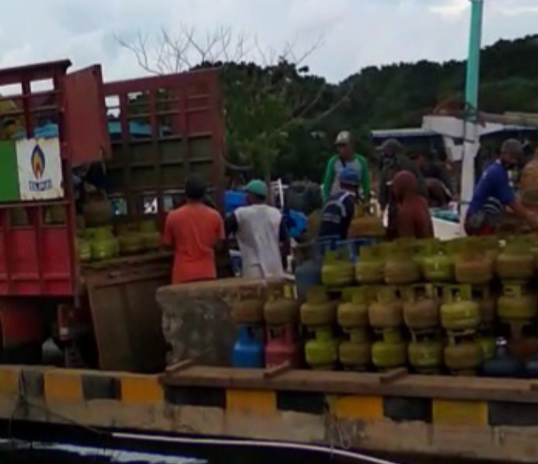 AMAN TERKENDALI: Proses bongkar muat LPG di Pelabuhan Penyeberangan Jepara.