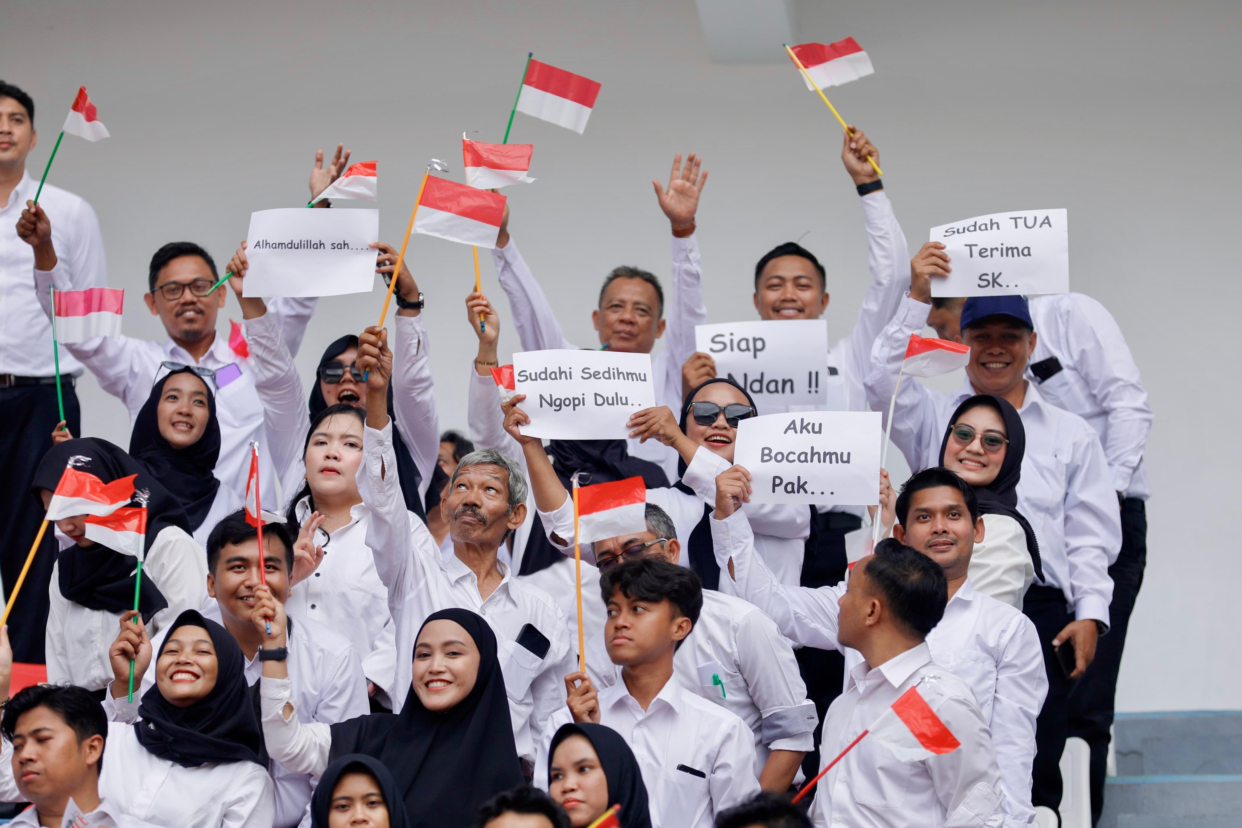 Suasana penuh haru dan bahagia menyelimuti para pegawai honorer setelah Pemerintah Provinsi Jawa Tengah resmi mengangkat mereka sebagai Pegawai Pemerintah Dengan Perjanjian Kerja (PPPK) Paruh Waktu.  