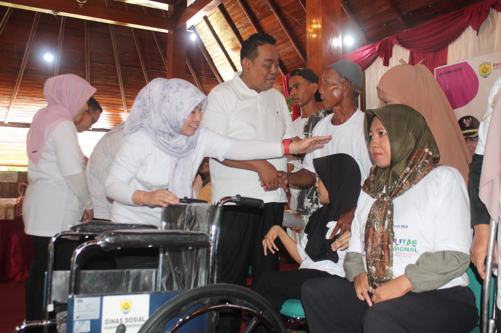 PEDULI: Bupati Grobogan Setyo Hadi dan Kepala Dinsos Grobogan Indri Agus Velawati saat menyerahkan bantuan ke penyandang disabilitas.