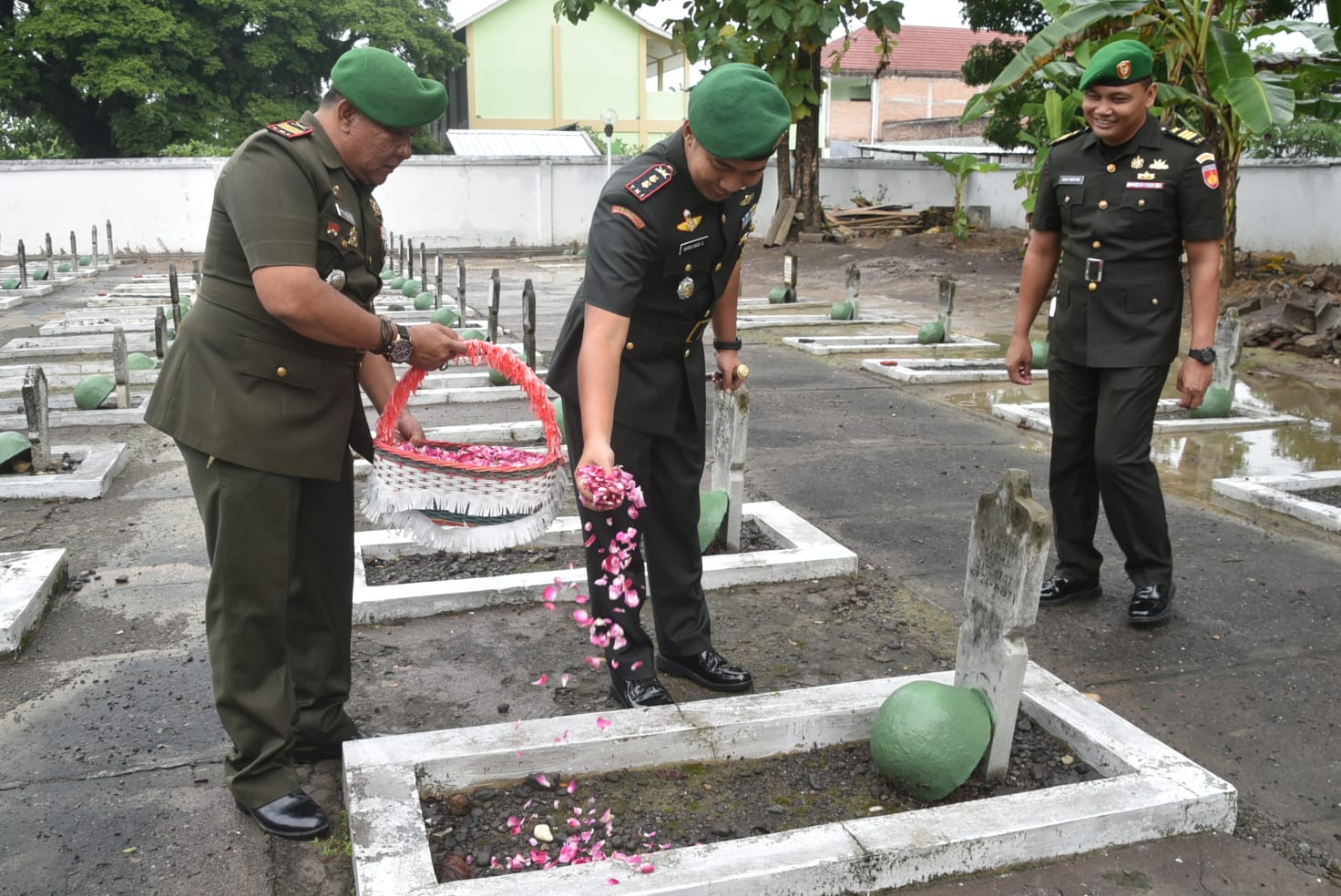 TABUR BUNGA: Dandim 0717/Grobogan Letkol Kav Barid Budi Susila dan perwira Kodim Grobogan saat ziarah ke TMP.