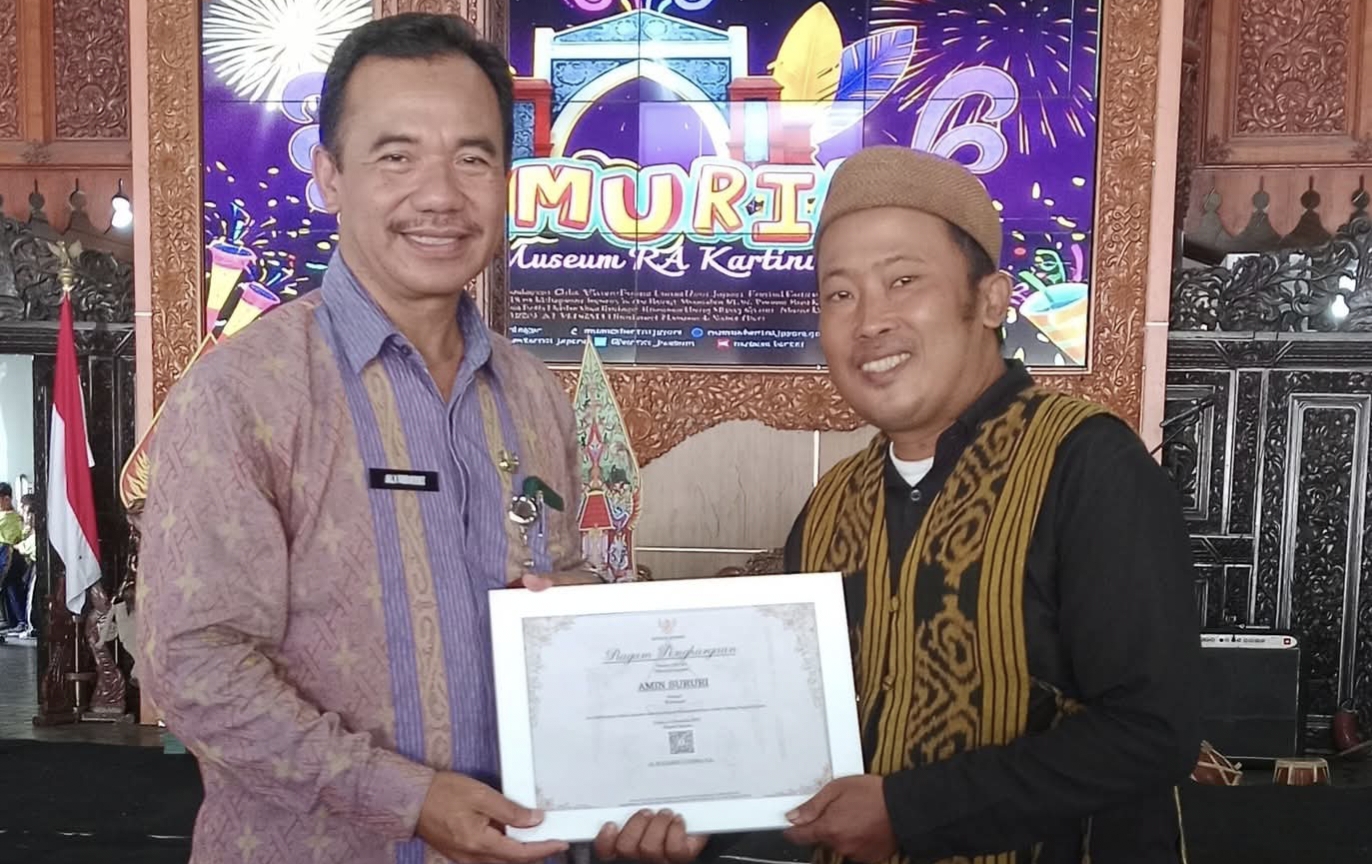 BERBUAH MANIS: Amin Sururi (kiri) mendapat penghargaan dari Bupati Jepara Witiarso Utomo karena kiprahnya melestarikan budaya dan seni Kab. Jepara dalam bidang dagelan.