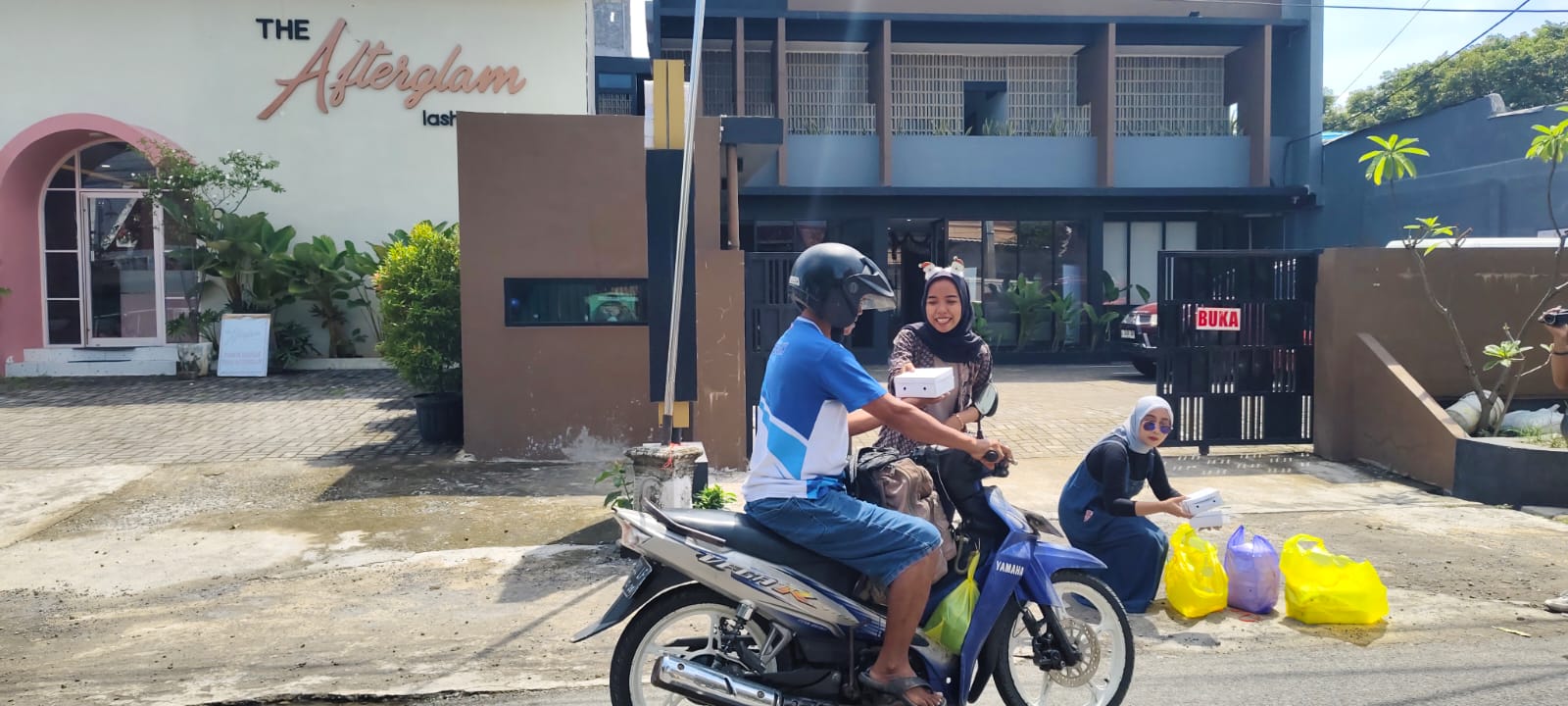 BERBAGI &ndash; Karyawan dari Hotel di Purwodadi membagikan kotak nasi untuk Jumat berkah yang dilakukan rutin setiap satu pekan sekali.