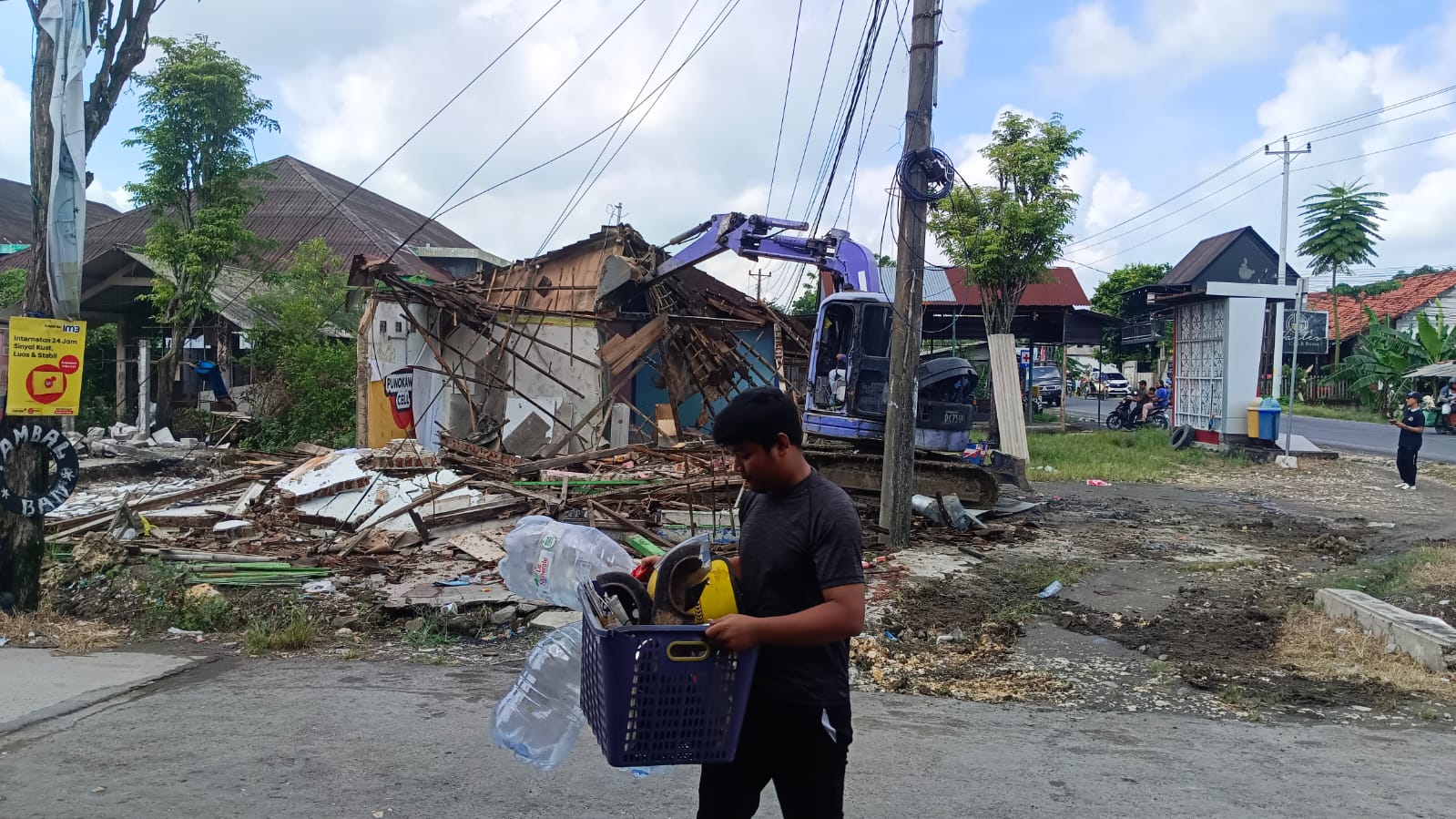 DIBONGKAR &ndash; Alat berat melakukan pembongkaran di lokasi akan dibangun bangunan Koperasi Merah Putih di Desa Ketitang, Kecamatan Godong.