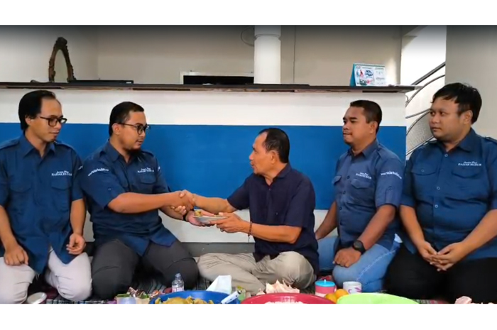 OPTIMIS TUMBUH: Direktur Jawa Pos Radar Kudus Baehaqi (tengah) foto bersama personel Radar Kudus Biro Pati saat tasyakuran ulang tahun dan menempati kantor baru.