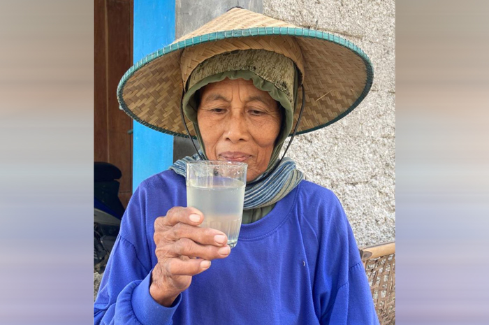 BERBAU: Warga Logede, Kecamatan Sumber, Rembangmenunjukkan udara berbau yang diduga tercemar limbah sisa penyulingan minyak ilegal di Ngiyono, Japah, Blora .