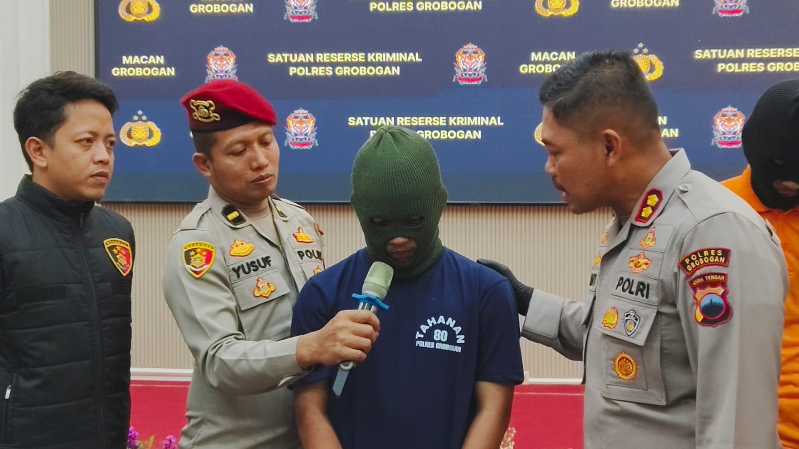 MINTA KETERANGAN &ndash; Kapolres Grobogan Ike Yulianto meminta keterangan kepada tersangka pembacokan di Jalan Purwodadi &ndash; Wirosari tepatnya di depan pasar Hewan.