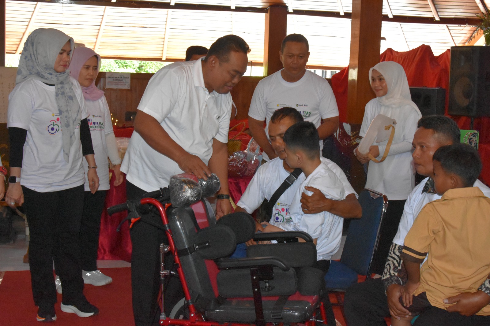 SERAHKAN KAKI PALSU &ndash; Bupati Grobogan Setyo Hadi menyerahkan kaki palsu kepada anak yang menjadi disabilitas di Pendopo Kabupaten di hari Disabilitas, Jumat (12/12/2025).