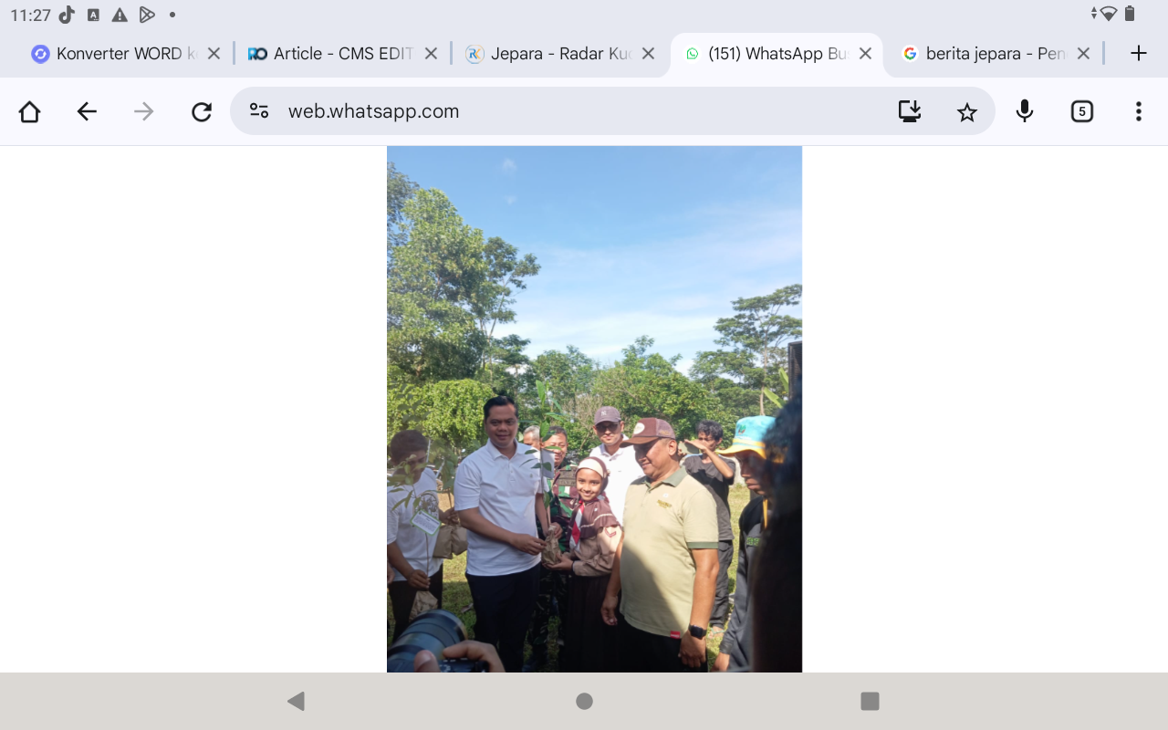 HIJAU: Bupati Jepara Witiarso Utomo menyerahkan bibit secara simbolis.