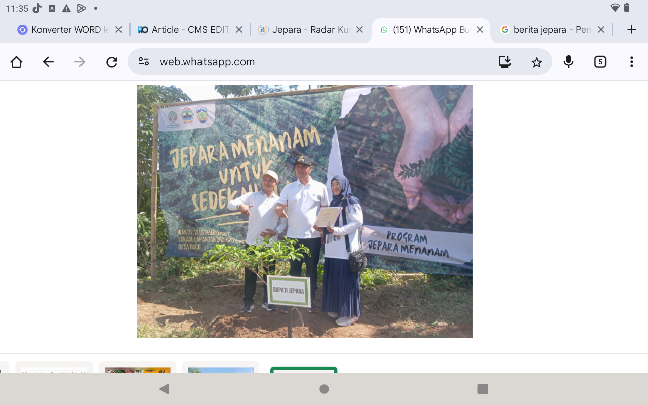 SELAMAT: Bupati Jepara Witiarso Utomo bersama salah satu penerima predikat Sekolah Adiwiyata.