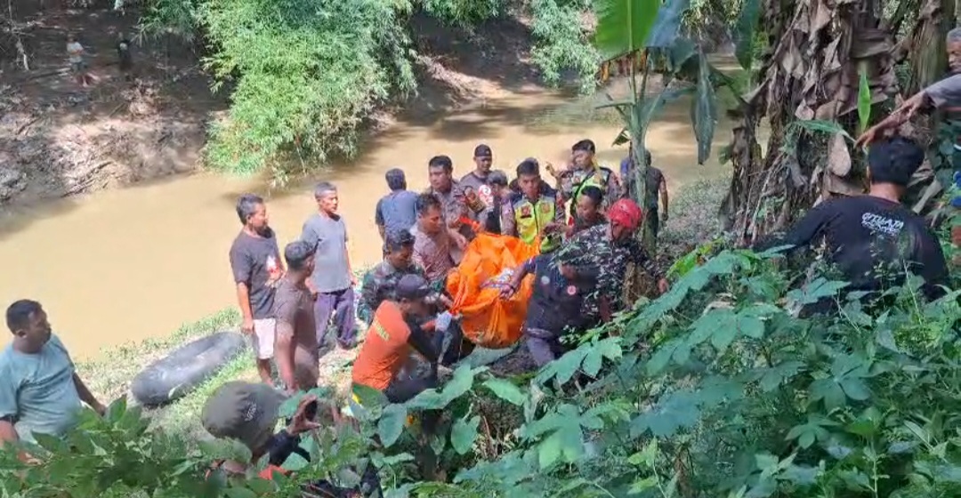 EVAKUASI: Petugas gabungan dari BPBD Kabupaten Blora, kepolisian, TNI, Basarnas, relawan dan warga saat mengangkat jenazah korban dari Sungai Lusi, Jumat (12/12)