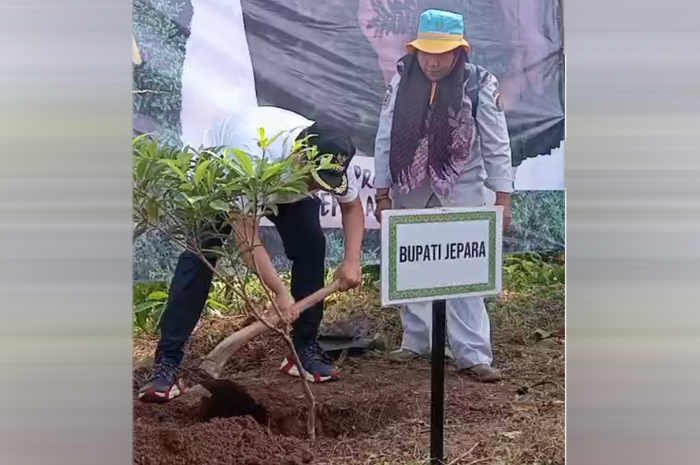 Bupati Jepara Witiarso Utomo menanam pohon di Lapangan Oro-oro Bucu, Kecamatan Kembang.