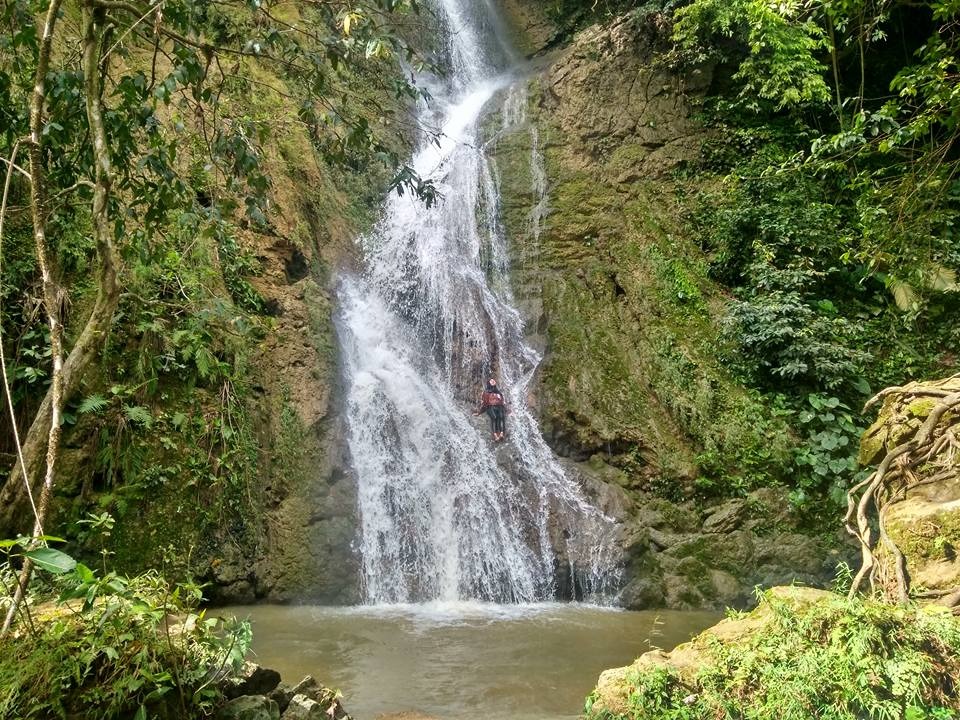 PANORAMA ALAM &ndash; Air terjun gulingan berada di tengah hutan di Dusun Sandi, Desa Sedayu, Kecamatan Grobogan menjadi surga alam tersembunyi.
