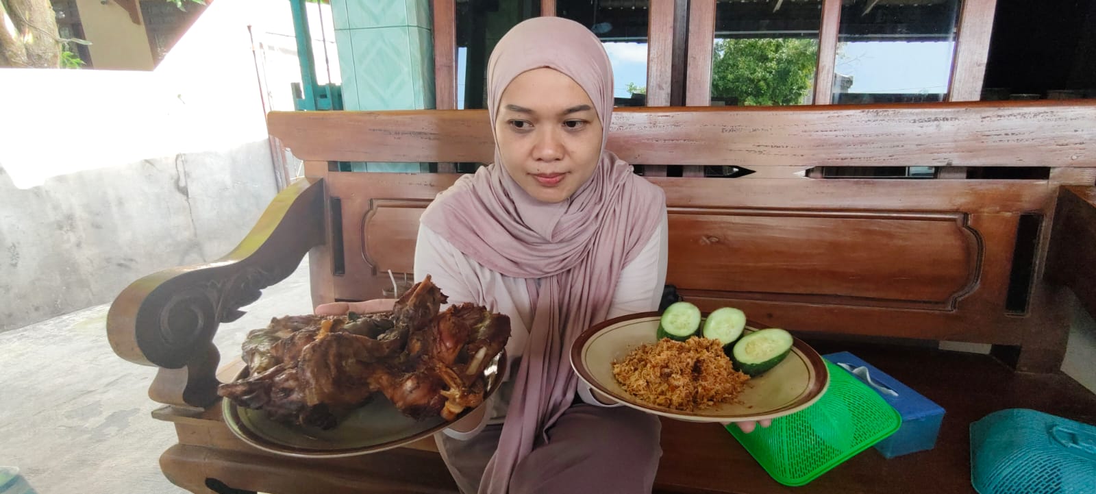 NIKMAT &ndash; Hidangan Ayam Pencok disuguhkan dengan Sambal Urap menggoda selera untuk makan.