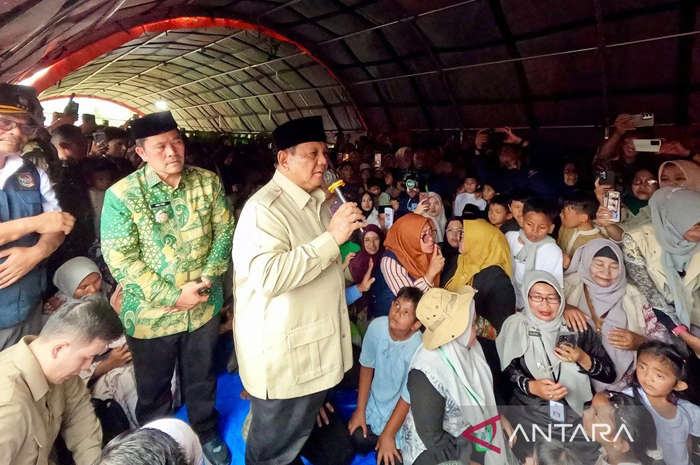 Presiden Prabowo Subianto saat meninjau kondisi korban bencana banjir di Takengon, Aceh, Jumat (12/12/2025).