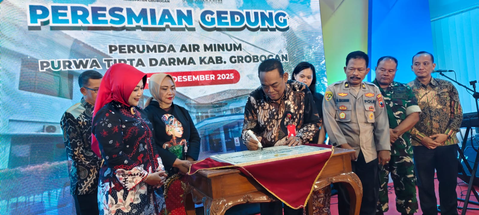 DIRESMIKAN &ndash; Bupati Grobogan Setyo Hadi menandantangani prasasti peresmian gedung baru lantai dua PDAM Purwa Tirta Dharma Grobogan didamping Forkopinda dan Direktur PDAM Myra Heltyani