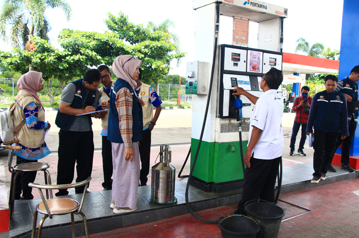 PENGAWASAN: UPT Metrologi Legal Rembang bersama Metrologi Blora melakukan pengawasan SPBU Tireman, Rembang kemarin.