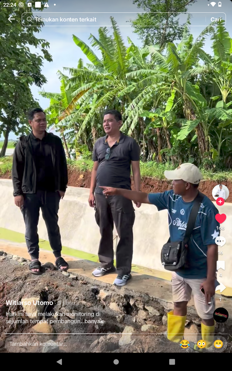 TAK KENAL LIBUR: Bupati Jepara Witiarso Utomo bersama Kepala DPUPR Jepara Hery Yuliyanto meninjau sejumlah titik pengerjaan infrastruktur di Jepara pada Sabtu (13/12).