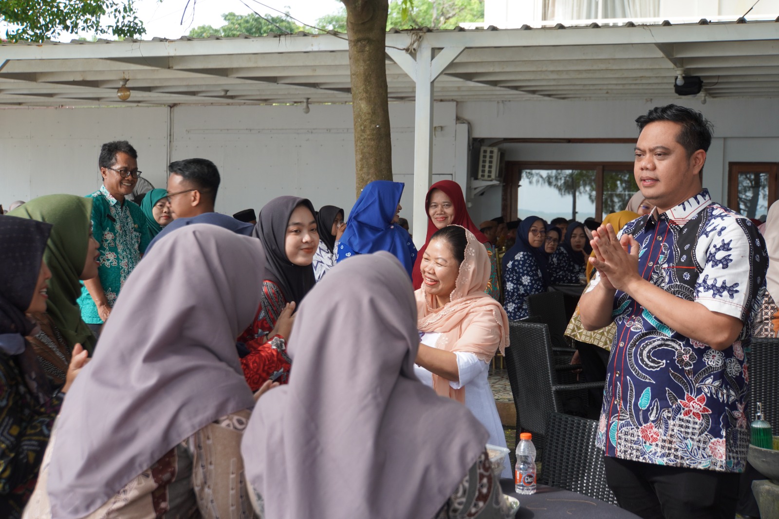 RAMAH: Kebersamaan Bupati Jepara Witiarso Utomo dan para guru di Jepara.