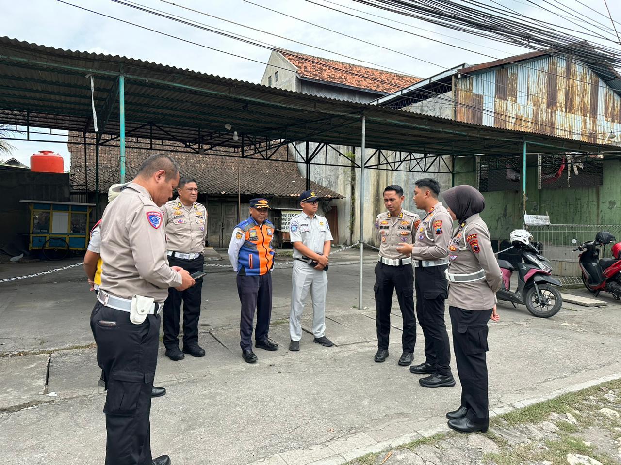 SURVEI: Tim gabungan saat melakukan survei lokasi blackspot.