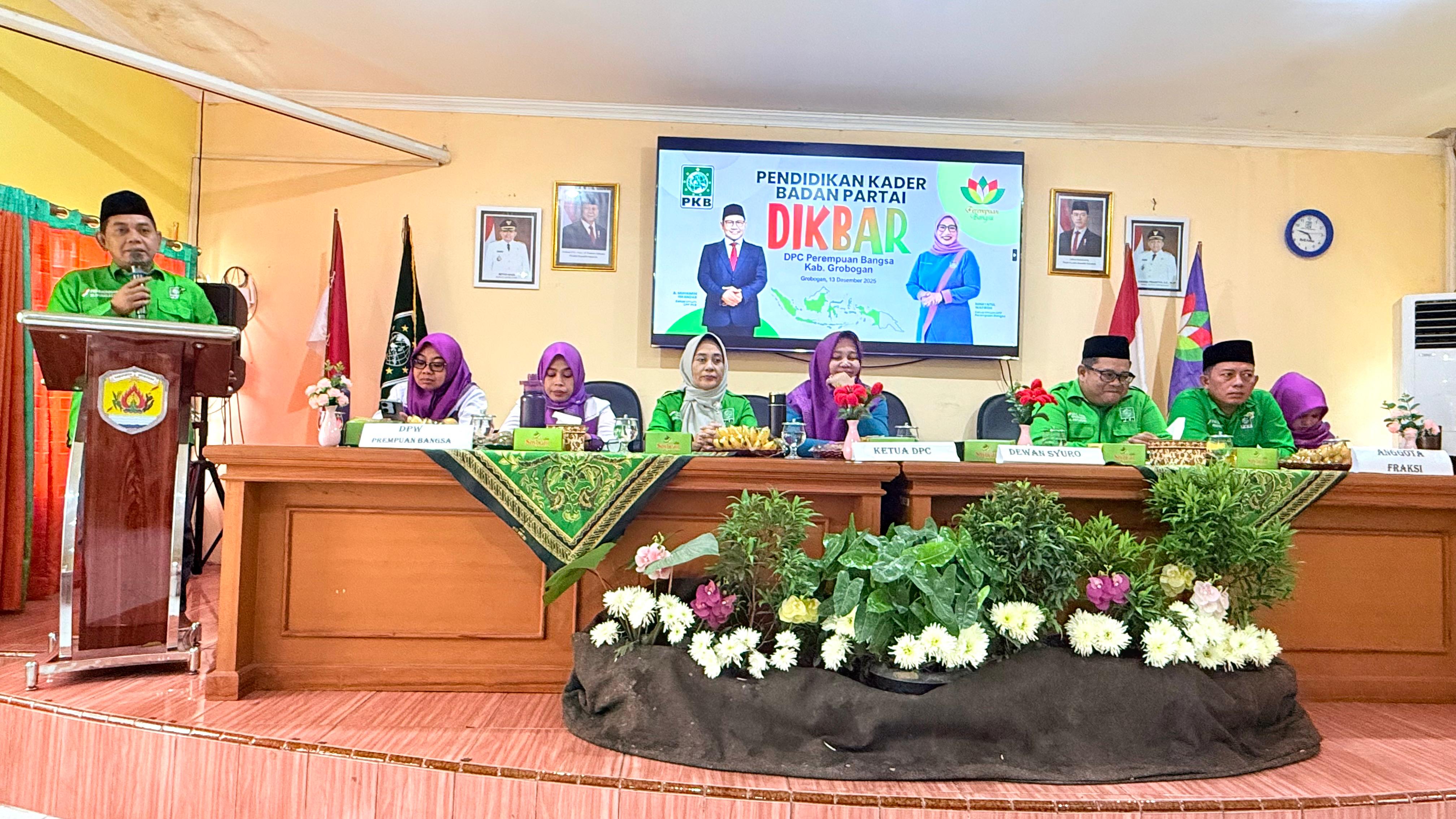 BUKA ACARA &ndash; Ketua DPC PKB Grobogan Mukhlisin membuka acara Pendidikan Kader Partai DPC Perempuan Bangsa Kabupaten Grobogan di Rumah Kedelai Grobogan, Sabtu (13/12).
