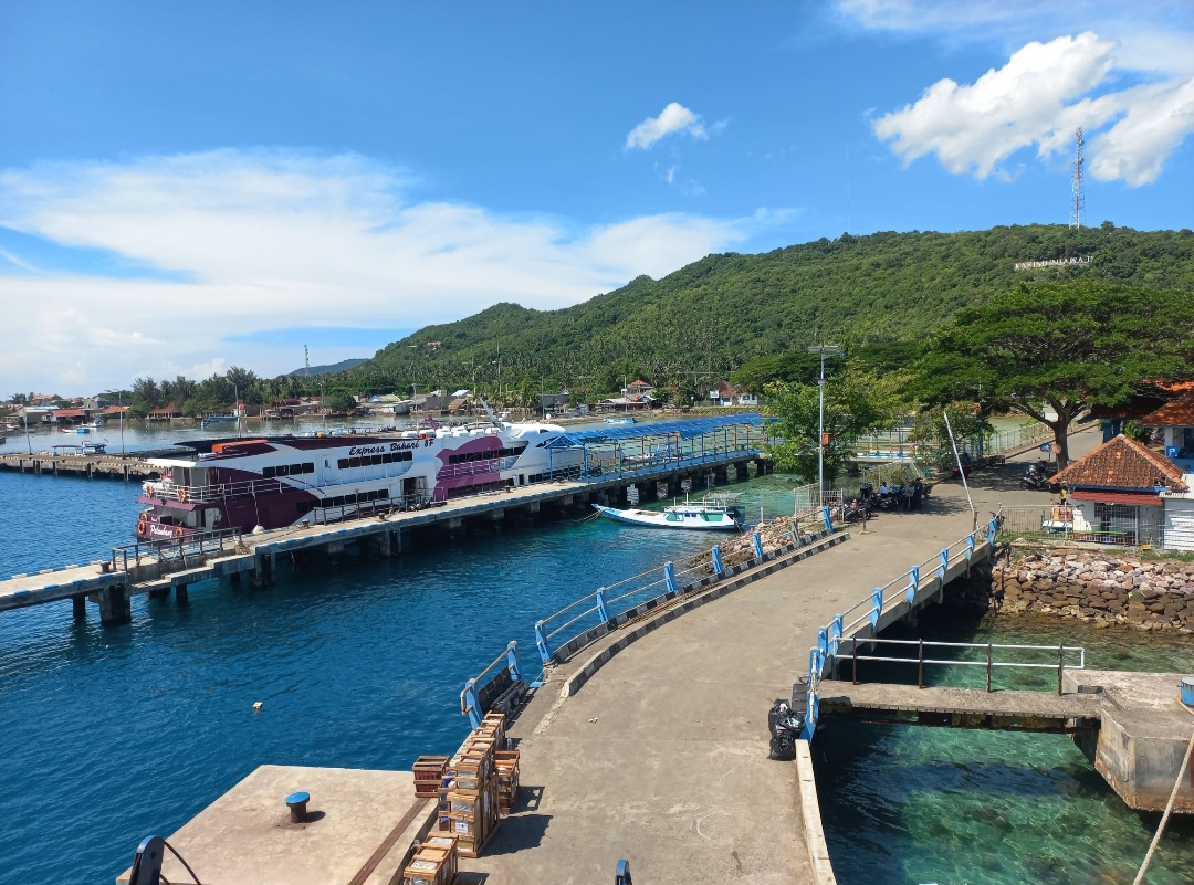 SANDAR: Kapal Express Bahari 8F tengah bersandar di Pelabuhan Karimunjawa belum lama ini.