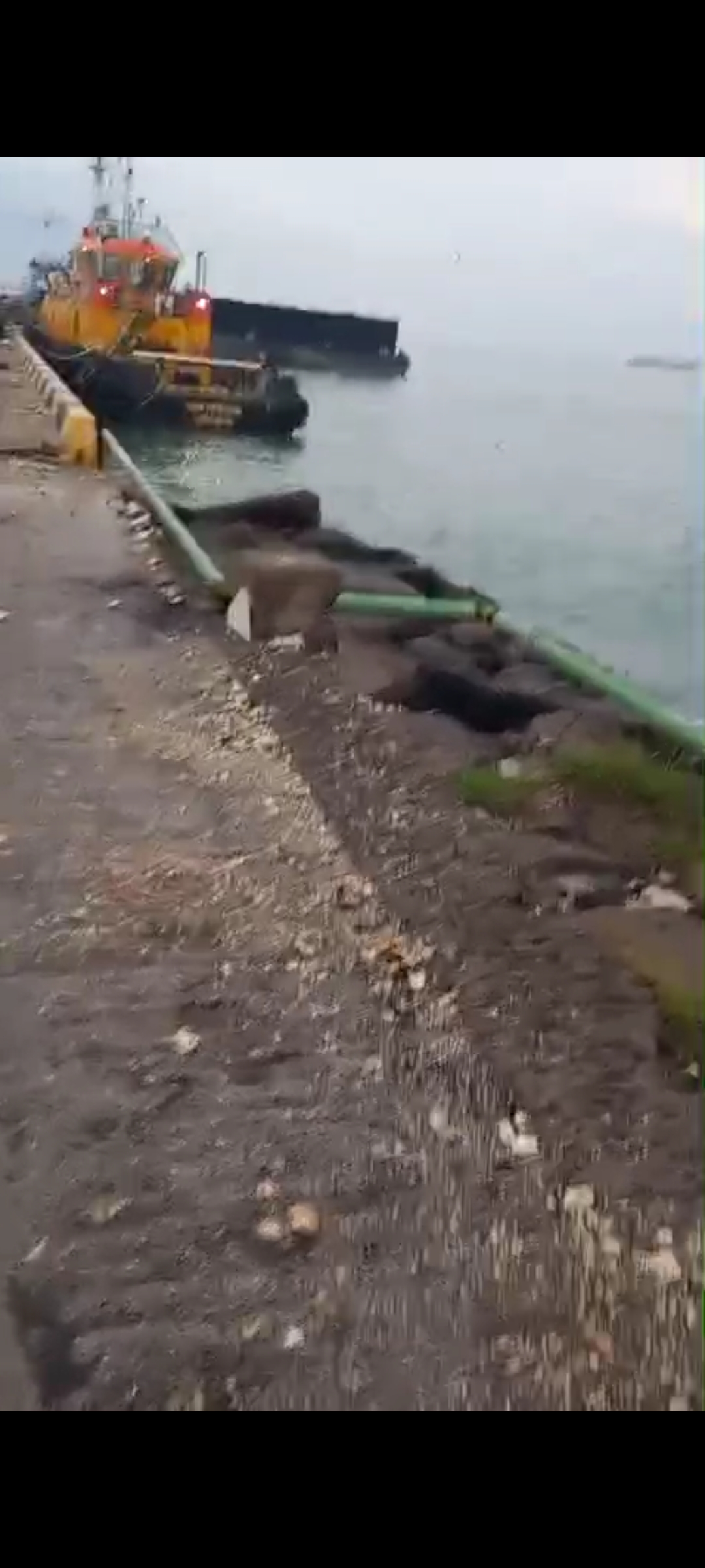 Kapal-kapal tongkang di Pelabuhan Sluke