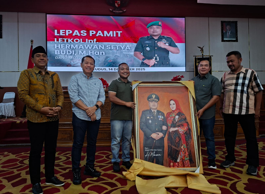 KENANG-KENANGAN: Dandim 0722/Kudus, Letkol Inf Hermawan Setya Budi menerima cinderamata dari DPRD Kudus dan masing-masing ketua komisi, Minggu (14/12). (ANDIKA TRISNA SAPUTRA/RADAR KUDUS)