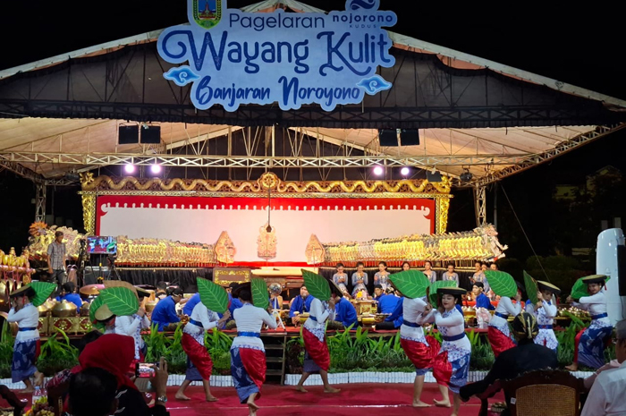 PEMBUKAAN: Tarian Cahya Nojorono ditampilkan dalam pembukaan acara pagelaran wayang kulit.