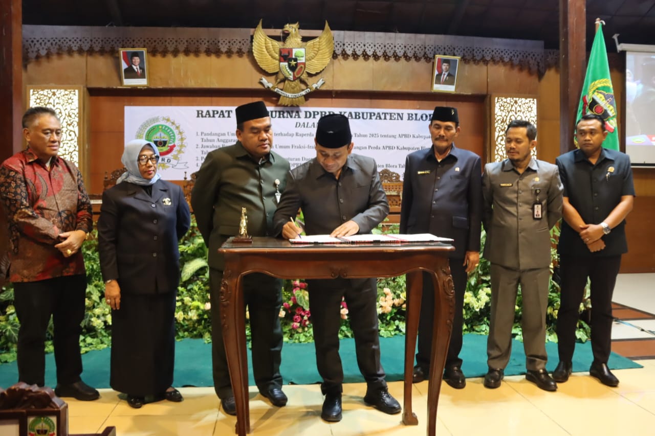 SEPAKAT: Ketua DPRD Kabupaten Blora Mustopa (empat dari kanan) saat menandatangani Rancangan Peraturan Daerah (Ranperda) APBD Kabupaten Blora tahun 2026 beberapa waktu lalu.