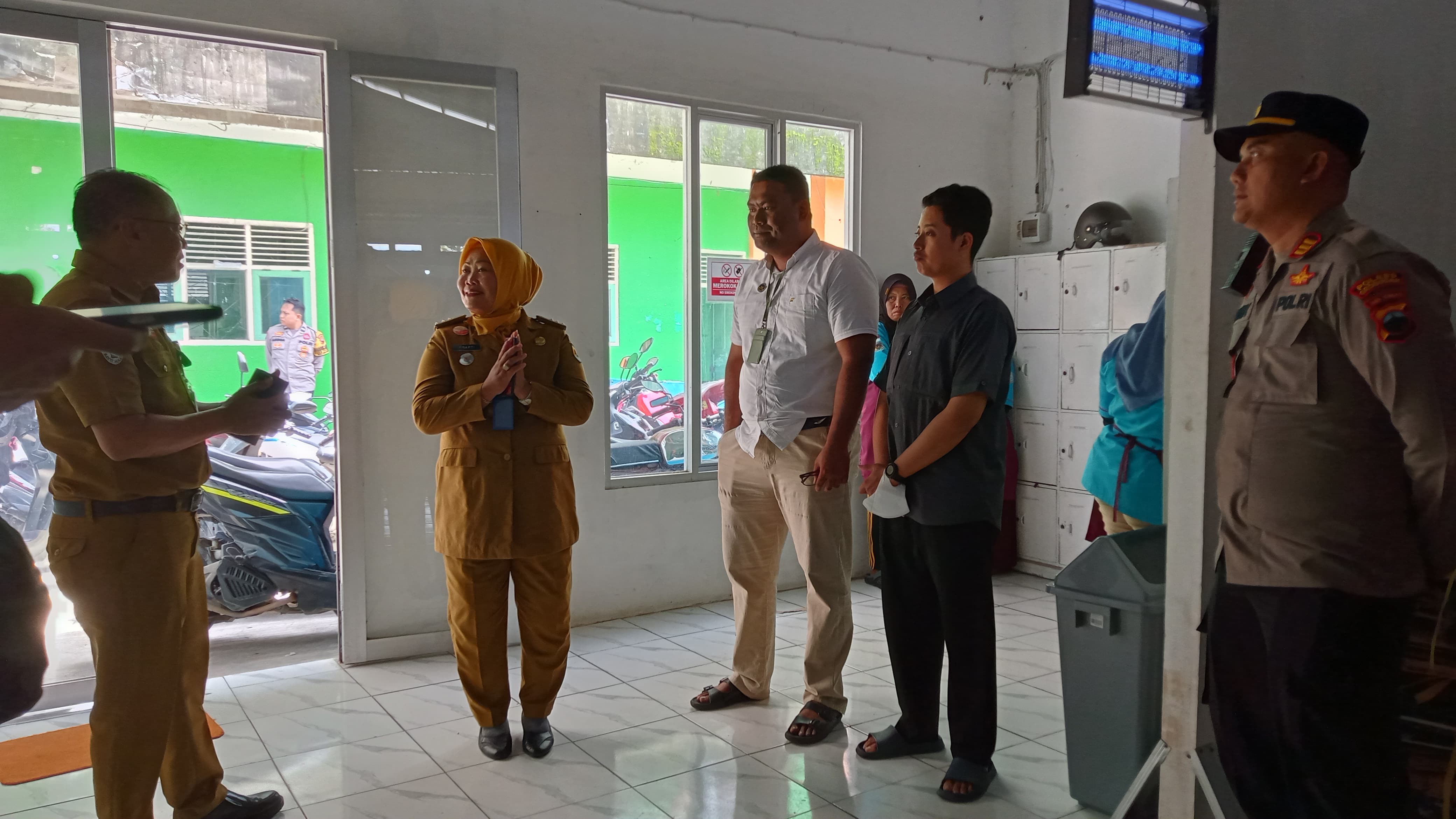 MENINJAU: Tim gabungan saat melakukan evaluasi ke SPPG Putatsari Kecamatan Grobogan.