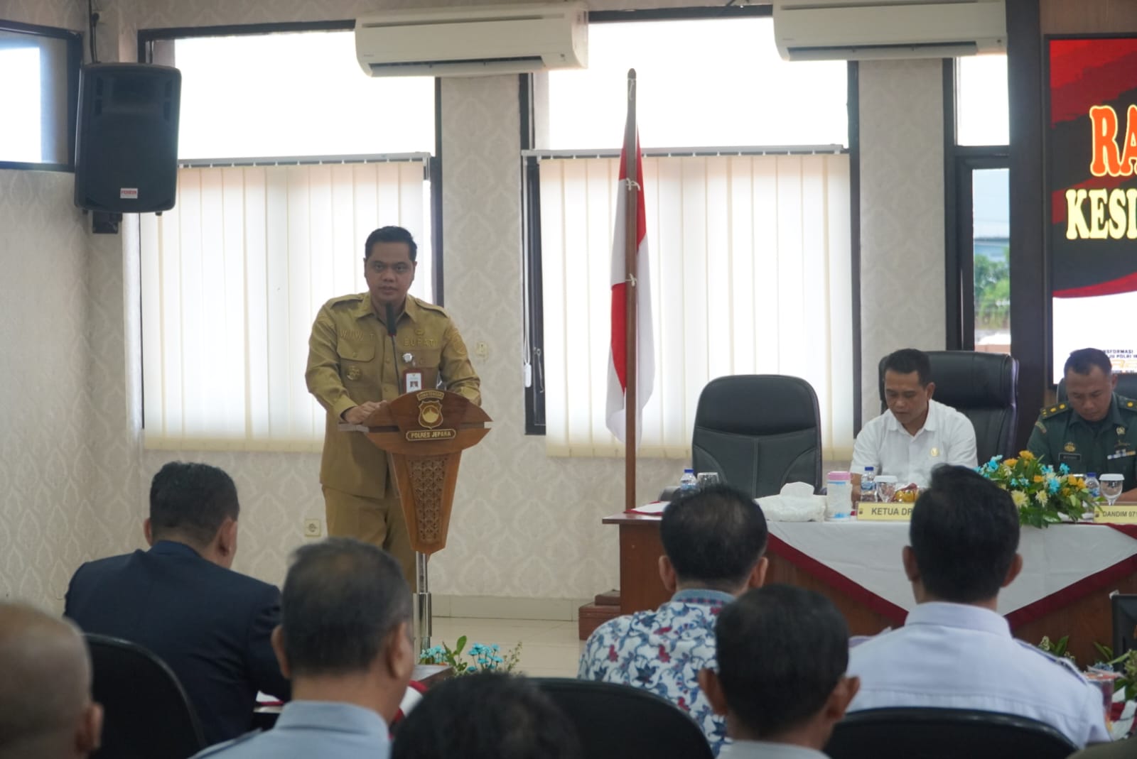 FOKUS: Bupati Jepara memberikan Arahan saat Rapat Koordinasi Kesiapan Pengamanan Natal 2025 dan Tahun Baru 2026 di Mapolres Jepara pada Senin (15/12).