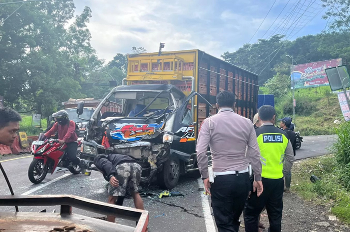 Kecelakaan dua truk di&nbsp;Jalan Soekarno Hatta, Salatiga, Senin (15/12).