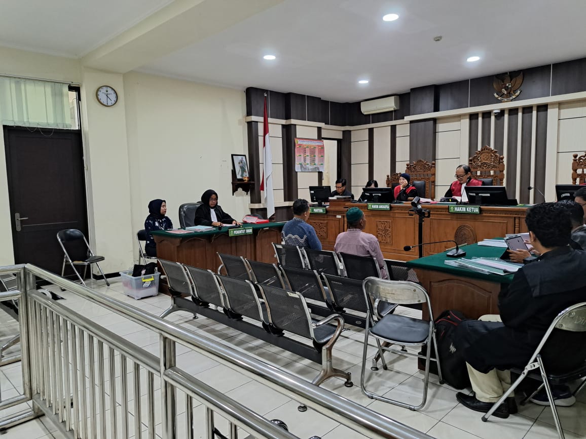BERIKAN KESAKSIAN: Dua pemilik toko bangunan dihadirkan menjadi saksi di PN Tipikor Semarang pada kasus dugaan korupsi APBDes Kalirejo.