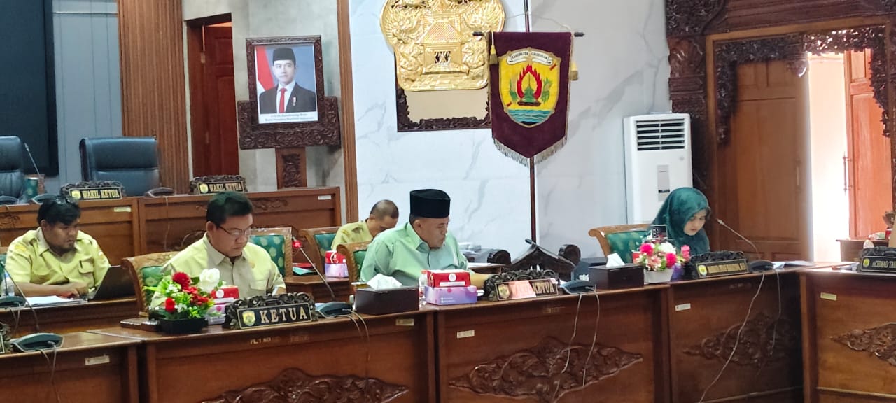 BAHAS RAPERDA &ndash; Ketua Pansus V DPRD Grobogan Musapak membahas tentang raperda inisiatif DPRD Grobogan tentang fasilitasi bantuan penyelenggaraan pendidikan madrasah Diniyah.
